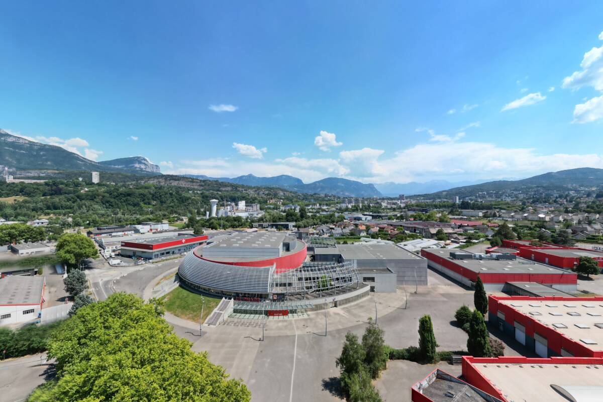 Le Phare de Chambéry vu du ciel, au sein du complexe Savoiexpo
